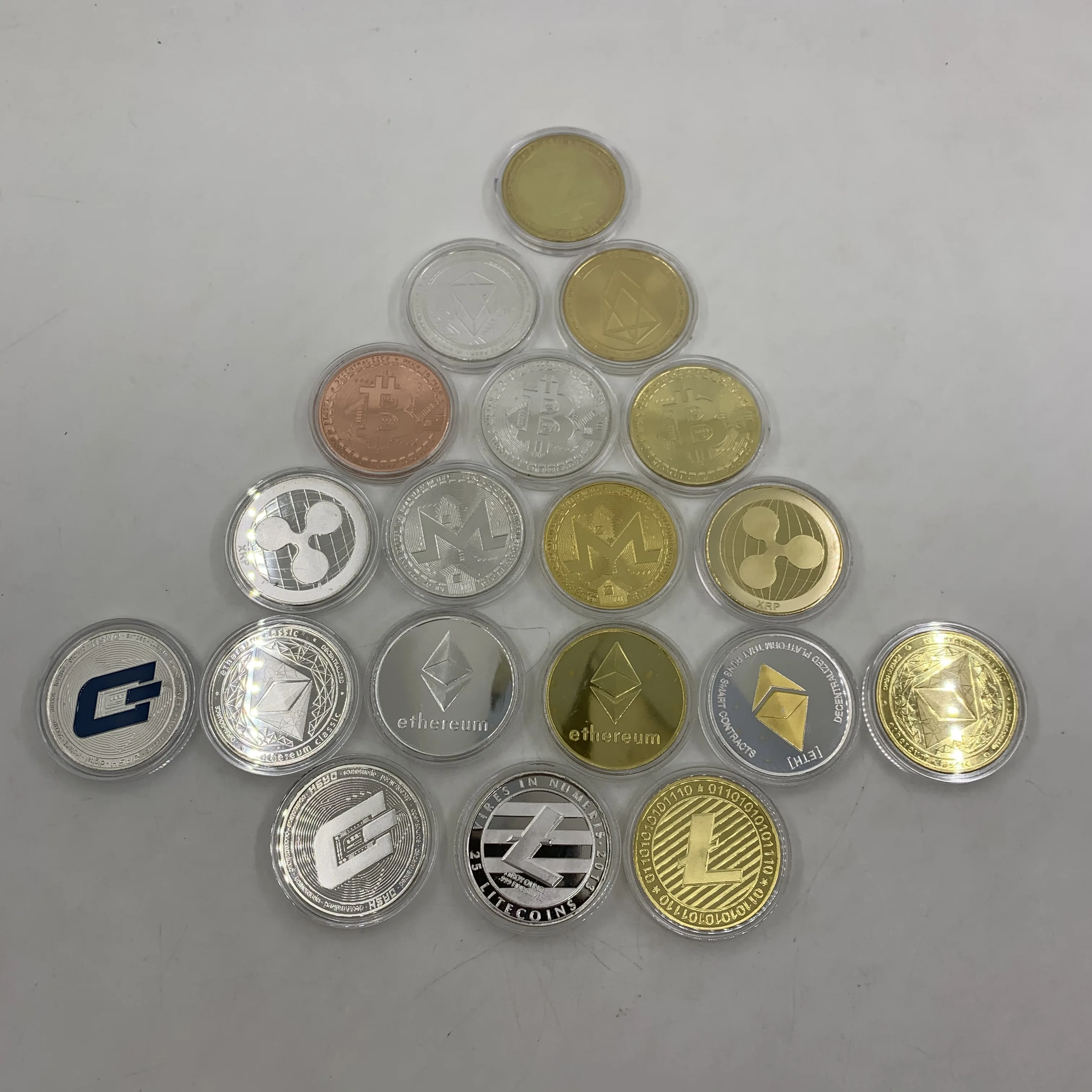 19 adet / grup gümüş / altın Kaplama Paraları Bitcoin / Ethereum / Litecoin / Dash / Dalgalanma / Monero / EOS sikke Metal hatıra parası