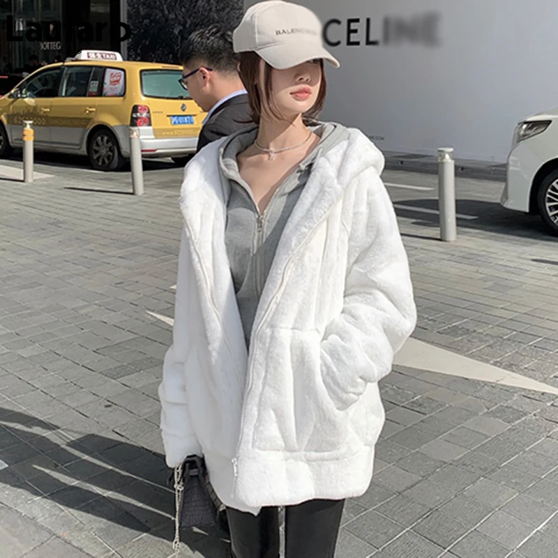 Lautaro Beyaz Sıcak Boy Faux Kürk Kazak Hood Uzun Kollu Fermuar Kış Giysileri Kabarık Ceketler Kadınlar için 2021 Streetwear